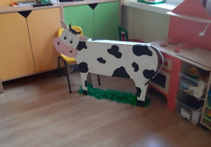 Krowa wykonana przez dzieci.